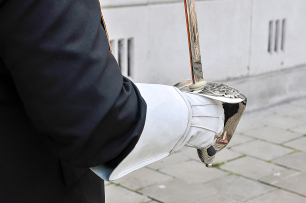 奥兰治派成员戴着手套，手持仪式用剑图片下载