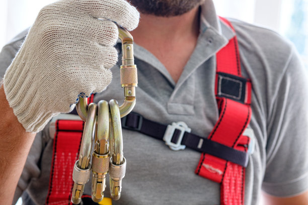 男子左手拿着一把卡宾枪，绑在肩膀上，供攀登用图片下载