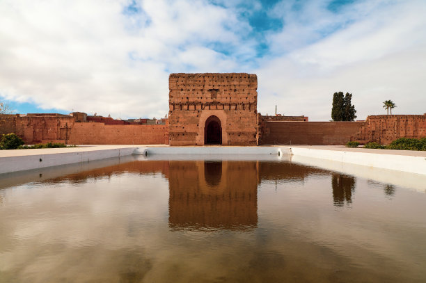 映在庭院水池上的炮塔图片下载