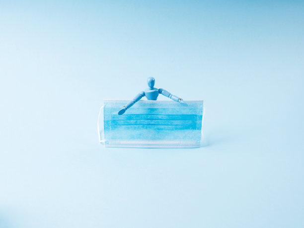 蓝色的木偶抱着面具图片下载