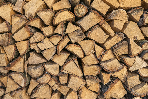 木材纹理。一堆干的劈柴背景图片下载
