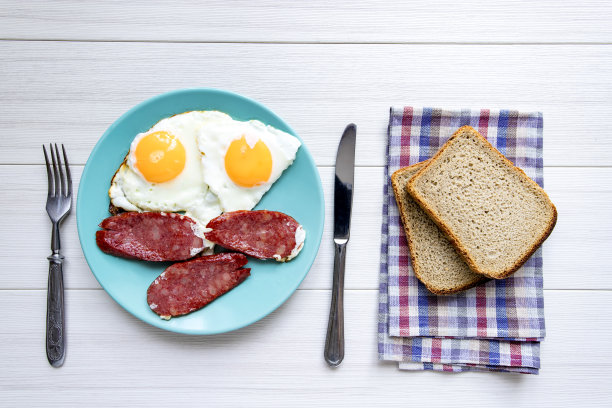 英式早餐，煎蛋，培根，白底豆角。图片下载
