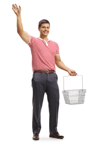 一个提着购物篮招手的年轻人图片下载