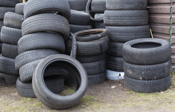 户外一组二手车轮胎图片下载