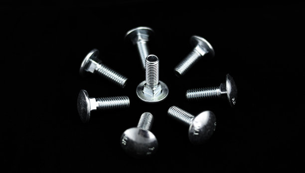 以圆形和同心形状排列的螺钉图片下载