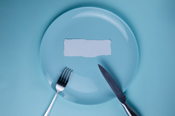 空白蓝色盘子模型与叉和刀，俯视图图片下载