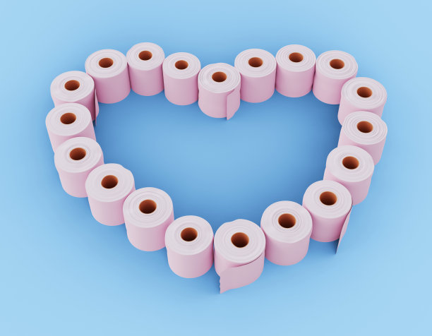 蓝色背景的粉色心形厕纸卷图片下载