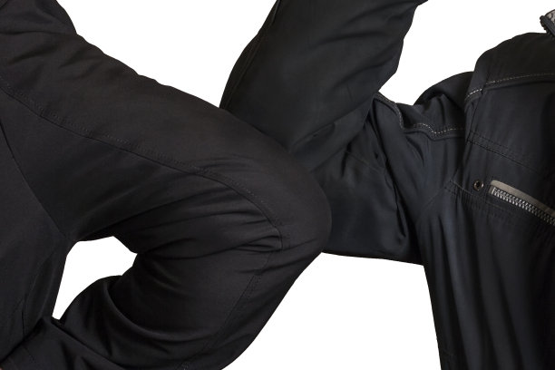 肘撞。预防冠状病毒传播的新型问候小说。两个朋友用肘部互相问候，而不是握手。孤立的图片下载