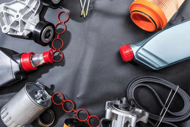 用于定期汽车保养的零件。机油、空气、燃油滤清器、水泵电机、皮带车发动机等图片下载