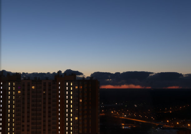 窗外的夜城全景，美丽的天空。图片下载