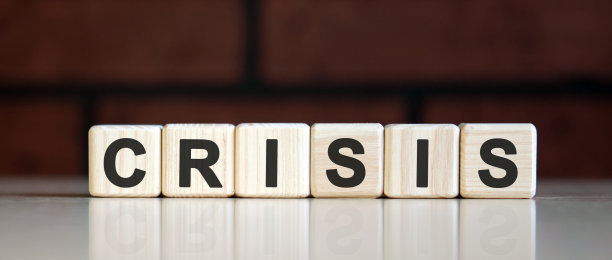 危机-企业财务概念上的一个黑砖背景。带文字的木制立方体图片下载