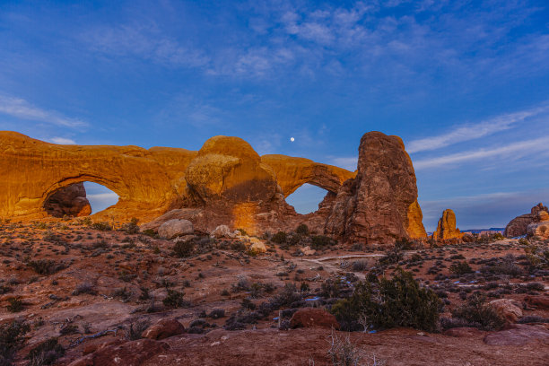 令人印象深刻的砂岩形成在拱门国家公园在冬天的晚上的全景照片图片下载