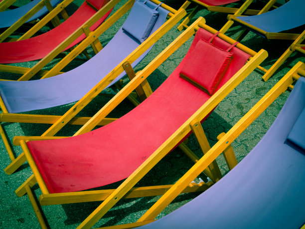 多彩的沙滩椅背景概念图片下载