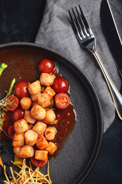 烤扇贝配蔬菜和酱汁，厨师的精美展示，食物照片，深色背景。复制空间、海鲜食品概念图片下载