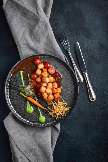 烤扇贝配蔬菜和酱汁，厨师的精美展示，食物照片，深色背景。复制空间、海鲜食品概念图片下载