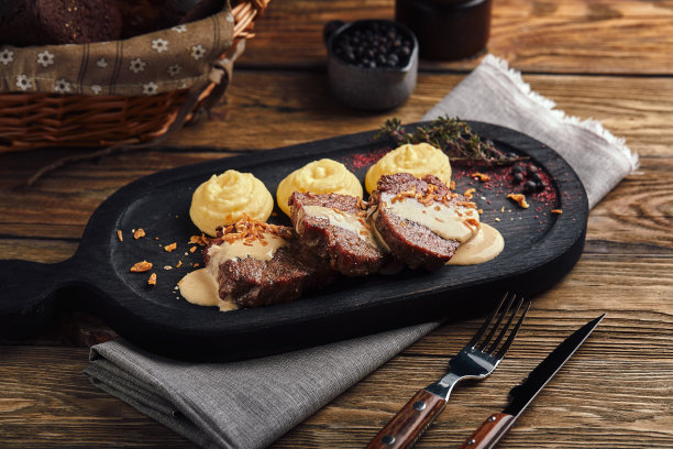 肉卷配薯条和蔬菜放在木板上，这是英国的传统食物。食物照片，拷贝空间图片下载