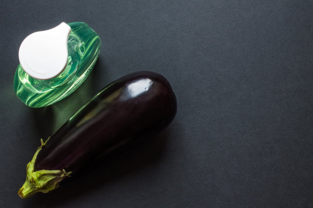 一瓶肥皂液和一个熟茄子图片下载