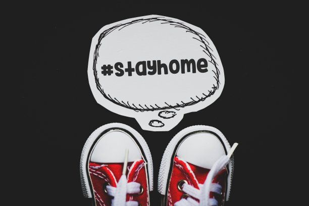 呆在家里。建议居家防止新冠肺炎传播。全球新冠肺炎大流行预防图片下载