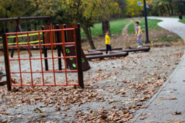 公园儿童游乐场的图像散焦和模糊图片下载