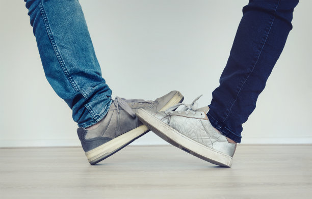 脚水龙头。为避免冠状病毒传播的新问候。图片下载