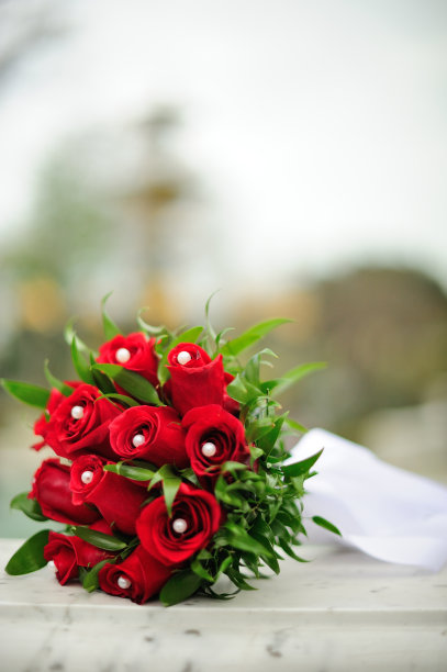 大理石上的婚礼花束图片下载