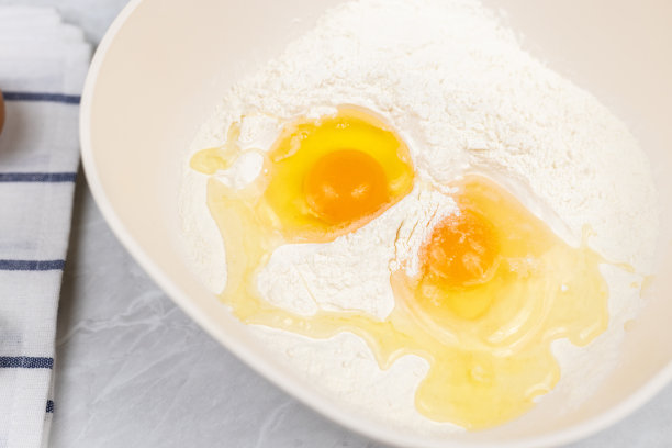 俯视图粉碎的鸡蛋在面粉准备创造面团图片下载