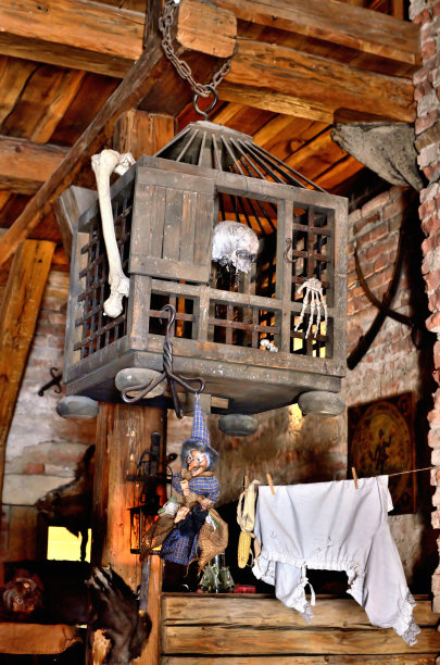 中世纪的酒吧里挂着铁制的刑笼装饰。图片下载