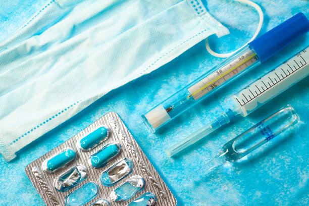 平的照片。医疗和药品。面罩，温度计，药物，药片，液体烧瓶，注射器特写。Coronovirus COVID-19概念图片下载