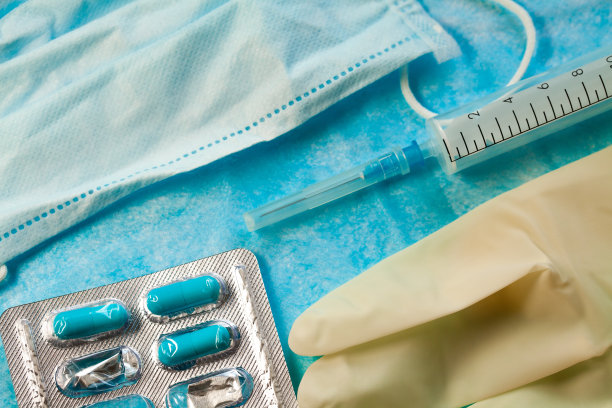 平的照片。医疗和药品。口罩，橡胶手套，药片，药物，注射器特写。Coronovirus COVID-19概念图片下载