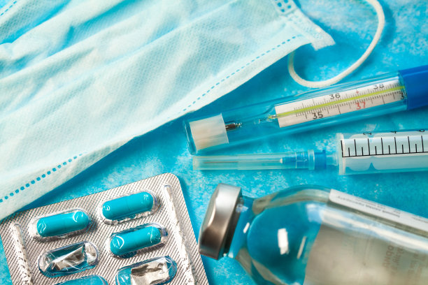 平的照片。医疗和药品。面罩，温度计，药物，药片，液体烧瓶，注射器特写。Coronovirus COVID-19概念图片下载