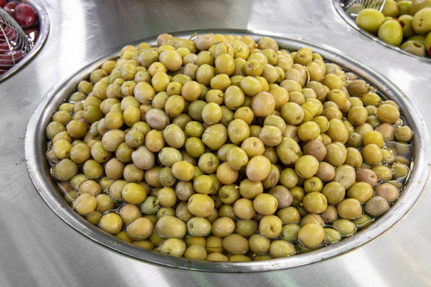 土耳其伊斯坦布尔市场上出售的不同类型的橄榄。图片下载