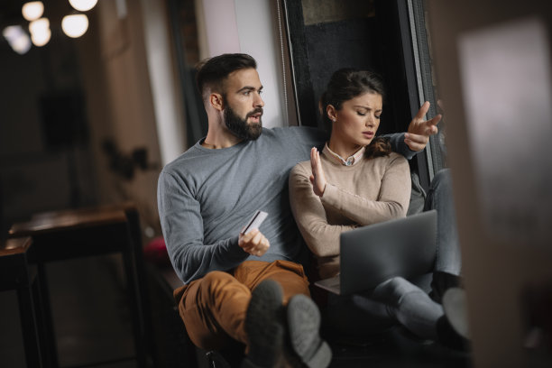 夫妻为账单争吵。图片下载