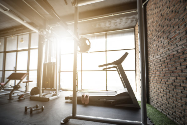 模糊健身房背景与运动设备的健身训练图片下载