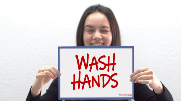 冠状病毒大流行与手卫生概念——女性手持灯箱用洗手信息，选择性聚焦选择性聚焦图片下载