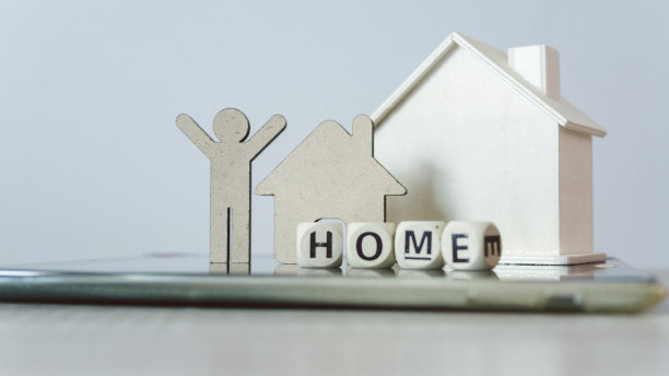 木制房子模型在木制地板与木制人模型。图片下载