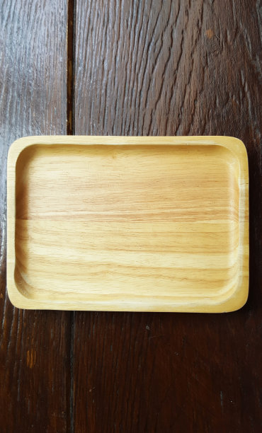 特写空白矩形亚洲风格在新鲜市场美食餐厅的深棕色餐桌上木制托盘，平面设计组件图片下载