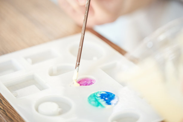 将白色树脂滴入树脂模具中图片下载