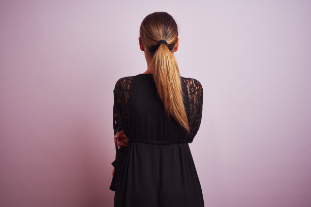 年轻美丽的西班牙女人穿着黑色裙子站在那里图片下载