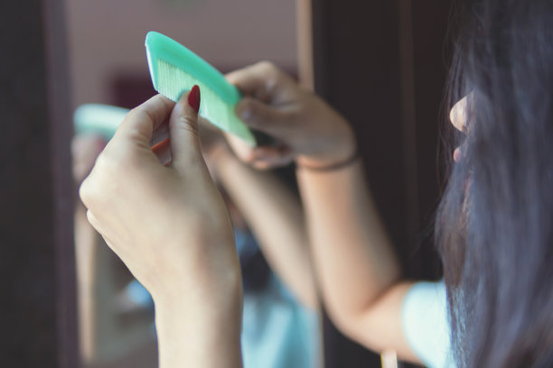 那个女孩因为掉头发而心烦意乱。图片下载