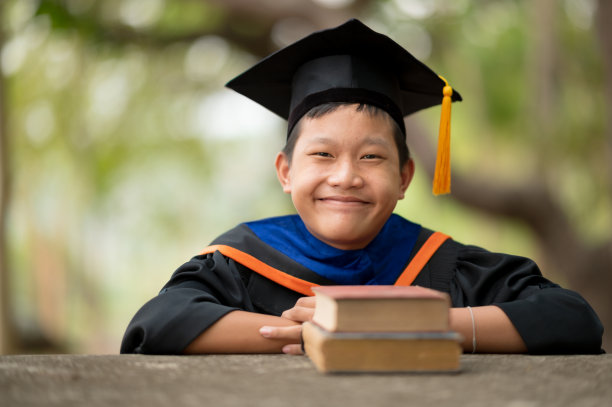 一个研究生坐在那里看书素材图片