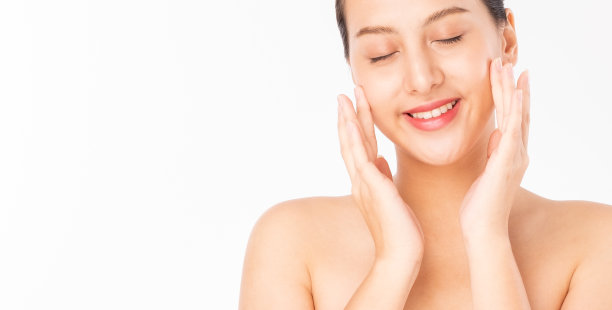 年轻的亚洲美女触摸美丽的面部皮肤。自然护肤理念。图片下载