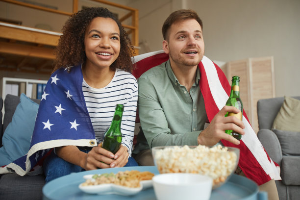 美国混血夫妇在家的肖像图片下载