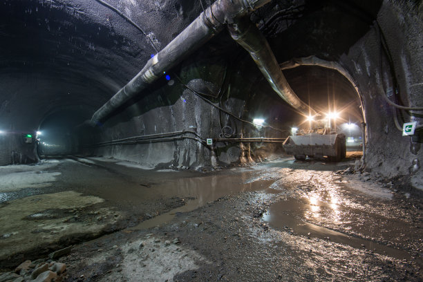 用挖掘机生产隧道图片下载