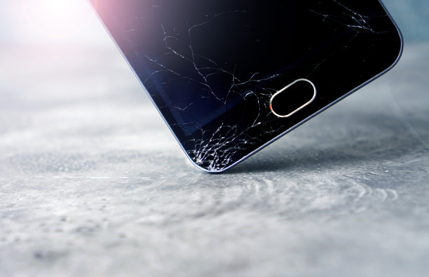 了智能手机的屏幕。手机掉到地上，屏幕崩溃了。图片下载
