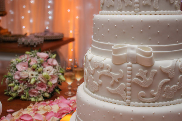 婚礼的设置。有装饰和鲜花的蛋糕桌图片下载