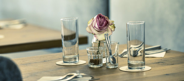 餐厅里有花的桌子图片下载