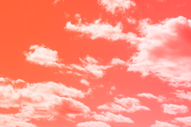 天空的云彩变成了红色。自然环境的概念图片下载