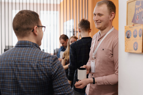 一群同事在喝咖啡休息图片下载