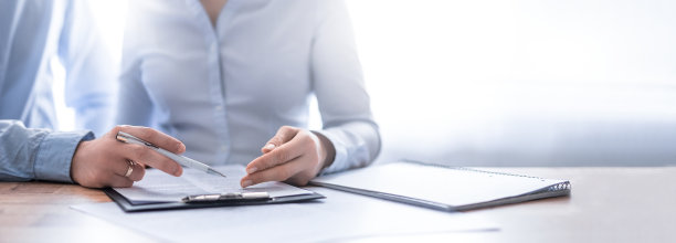 商务人士谈判合同。图片下载