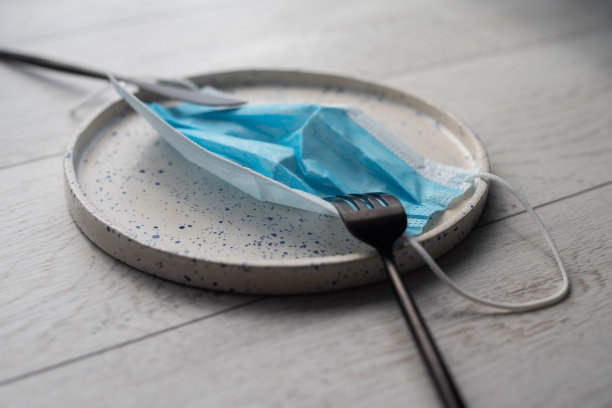 白色盘子，厨房用具和防护医用口罩图片下载